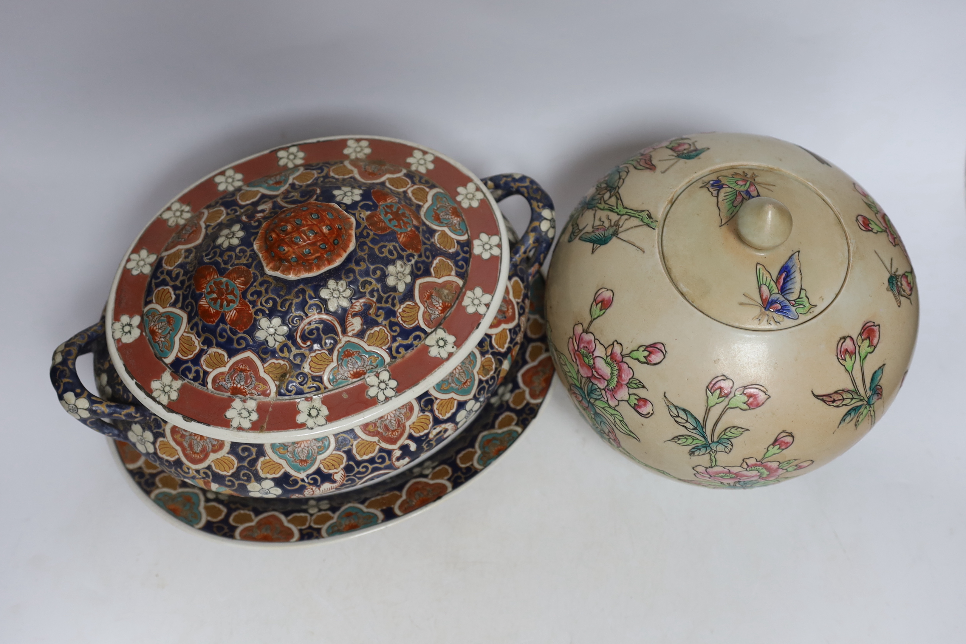 An Imari style tureen on stand and Chinese famille rose jar and cover, tallest 21cm